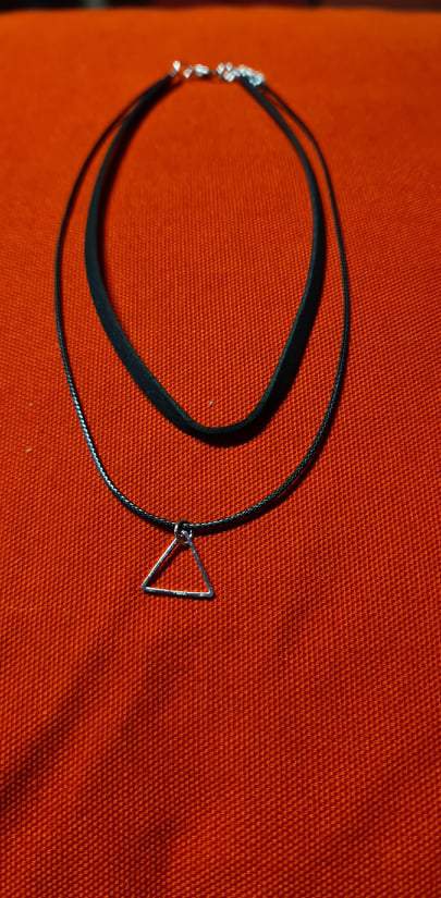 Fekete nyakpánt ezüst színű háromszög medállal