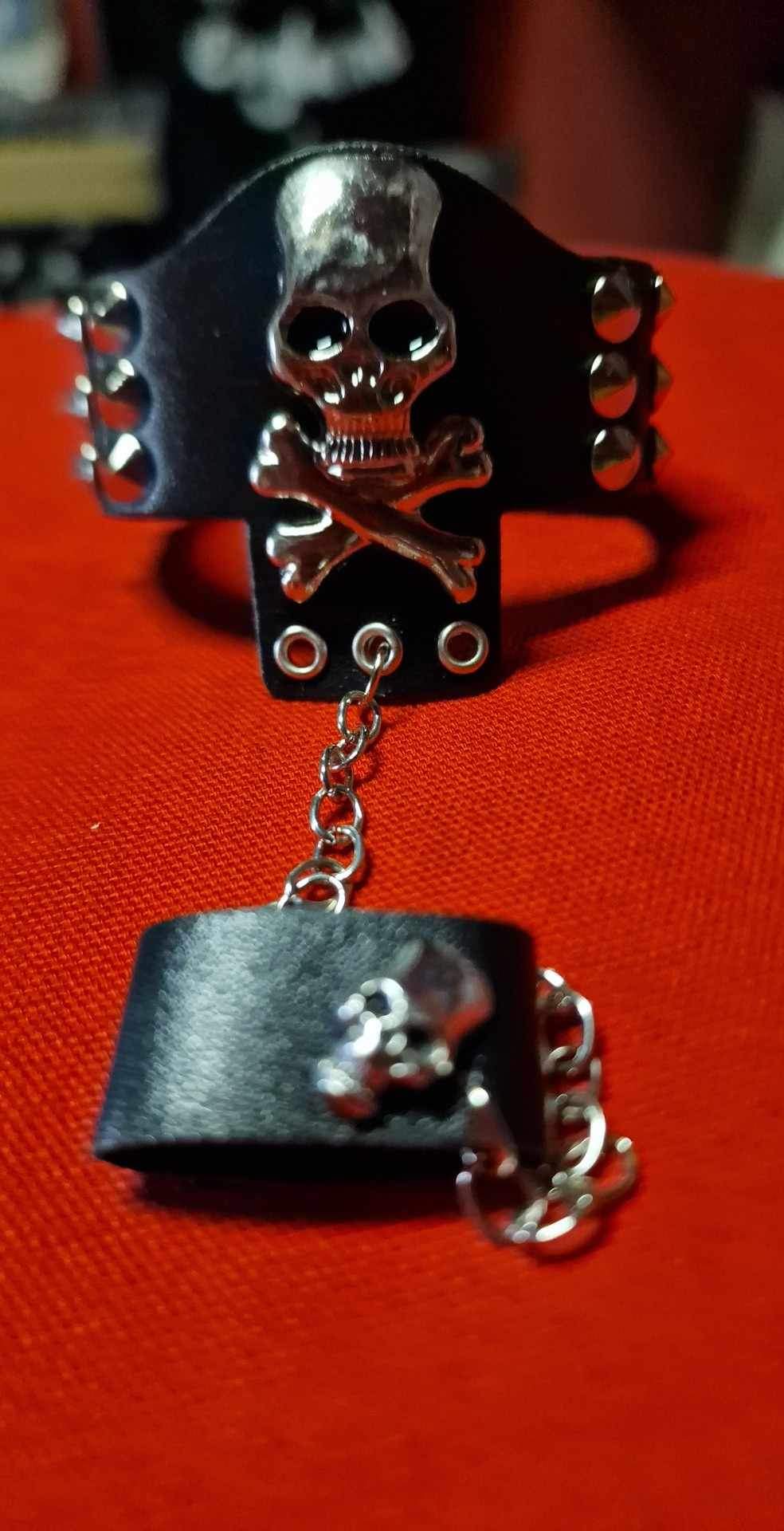 Skull & Ring fekete műbőr karkötő